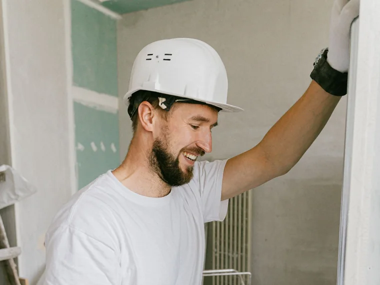 Un artisan au travail sur un chantier de rénovation